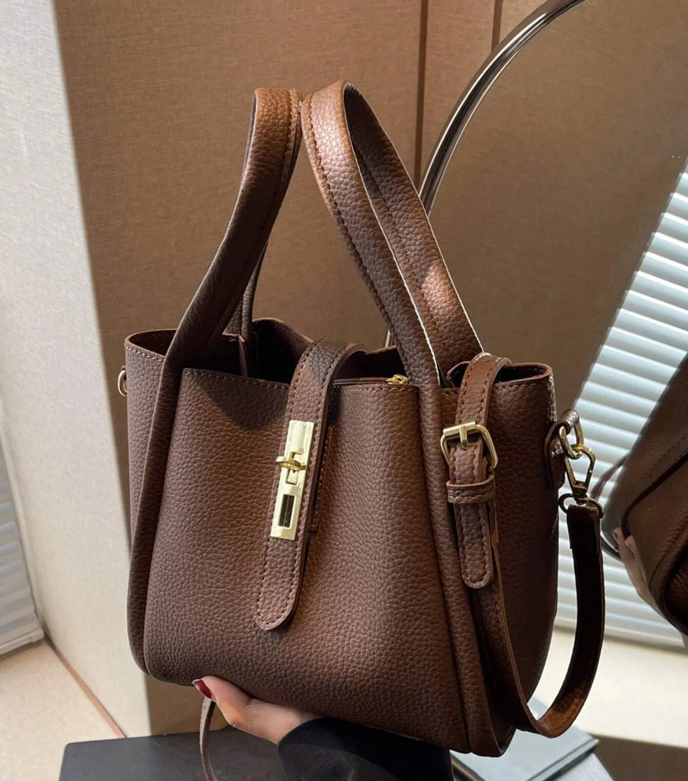 Brown curved shoulder handbag · BG-MS-1955818051