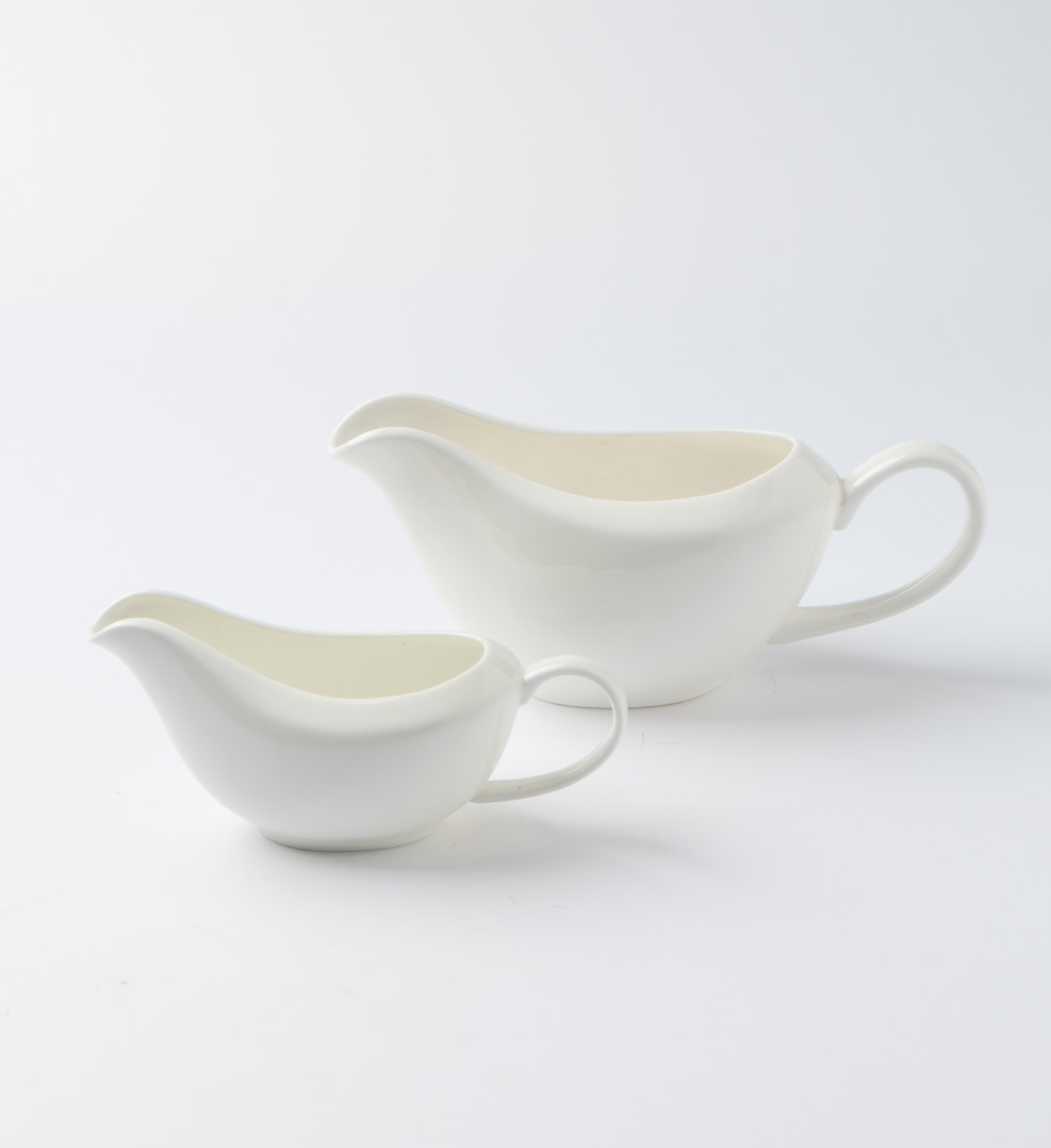 Elongated porcelain gravy boat · TS-082