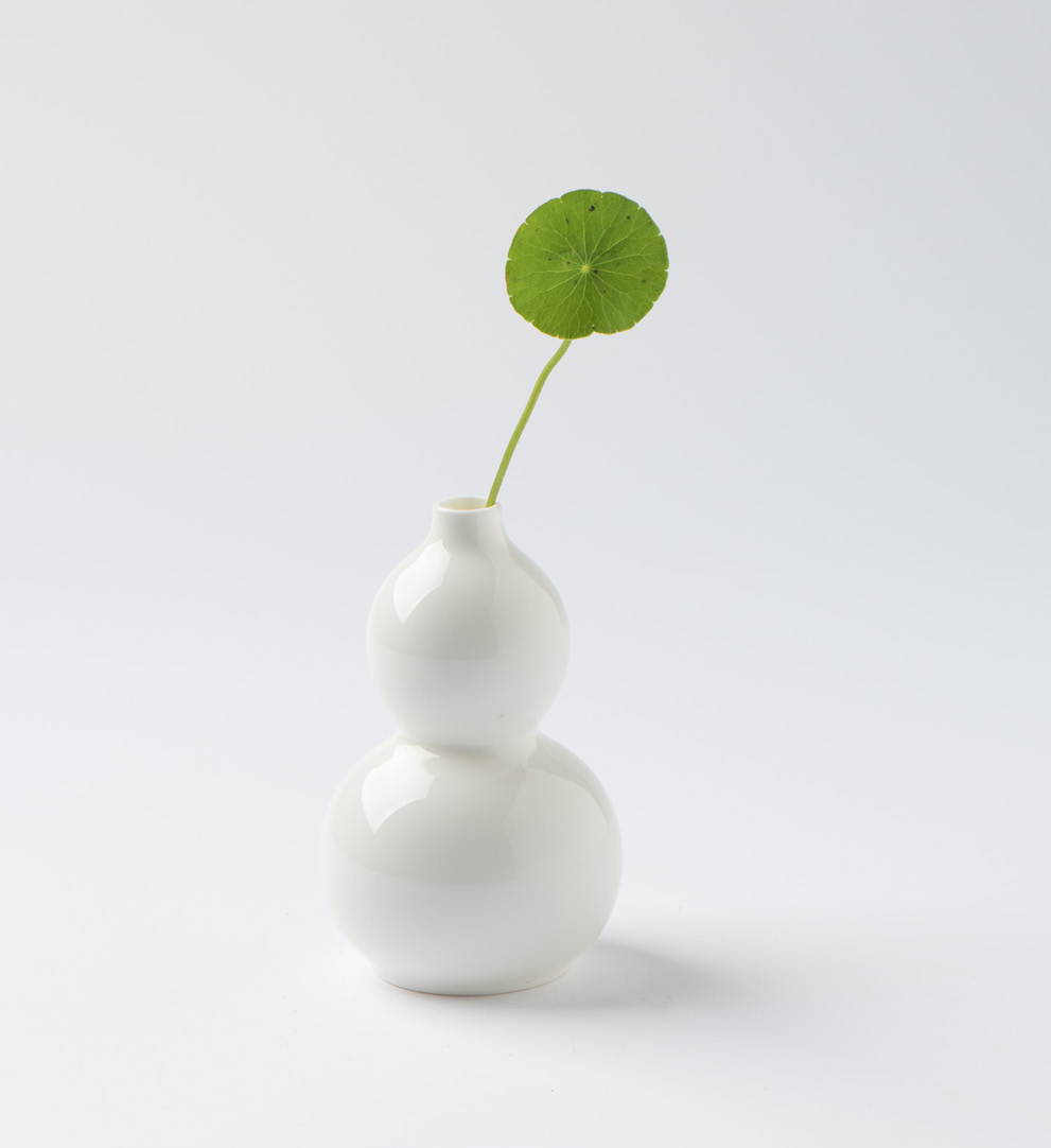 Gourd-form porcelain bud vase · TS-109