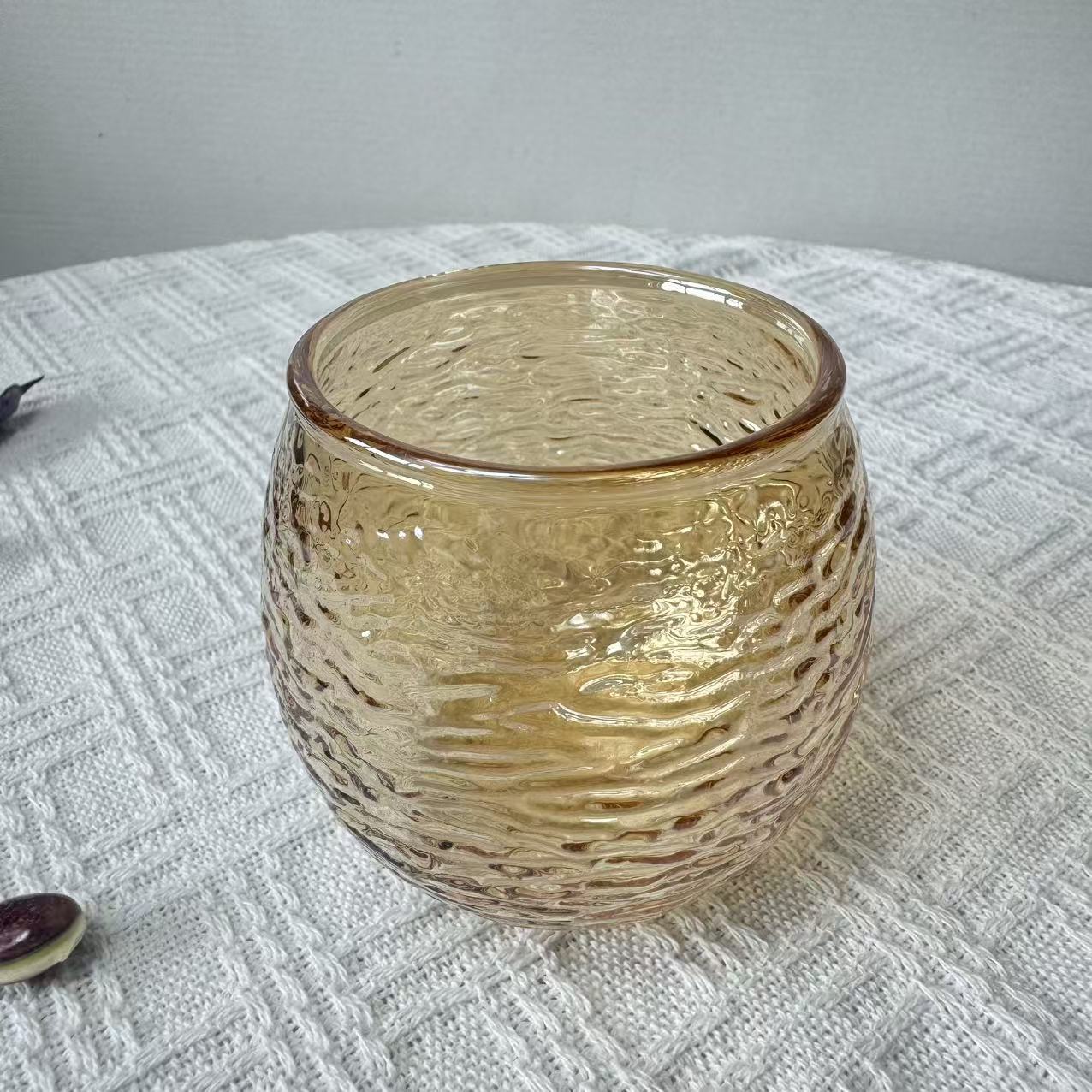 Rounded low glass tumbler with hammered texture · HJ-055