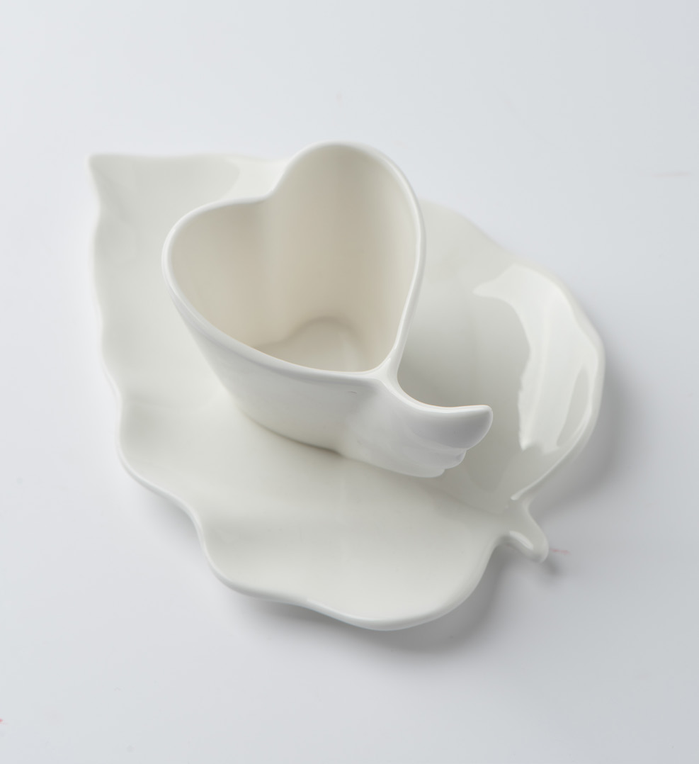 Heart-shaped cup with feather-leaf saucer · TS-047
