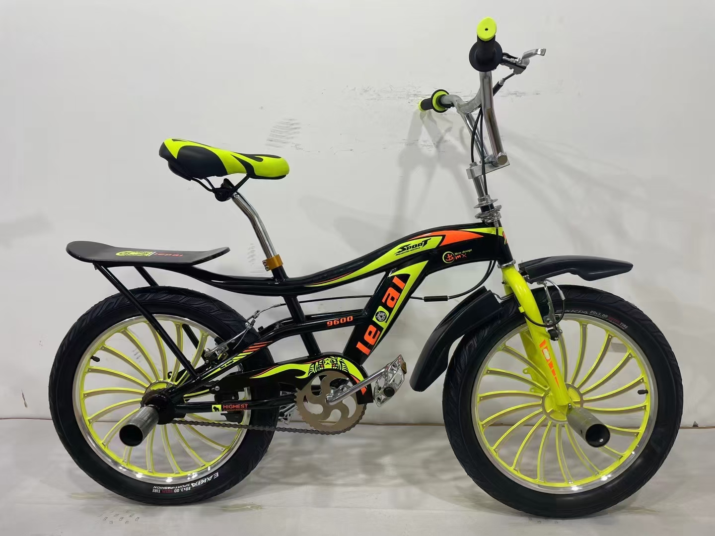 9600 curved-frame wide-tyre bicycle · PX-030