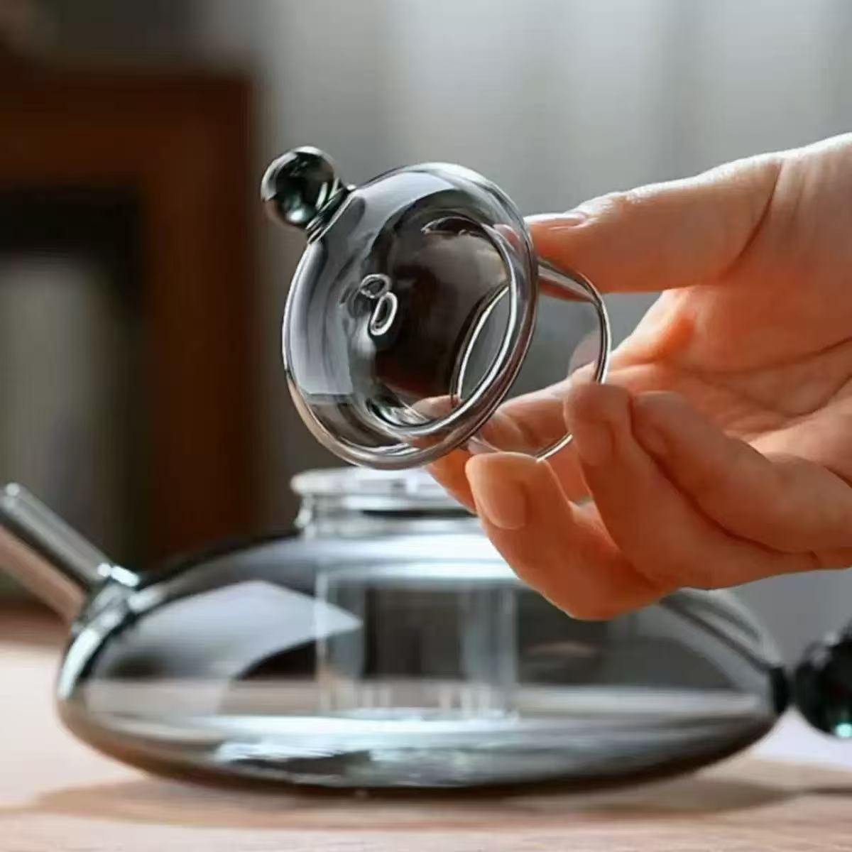 Low-profile glass teapot with long spout · HJ-068