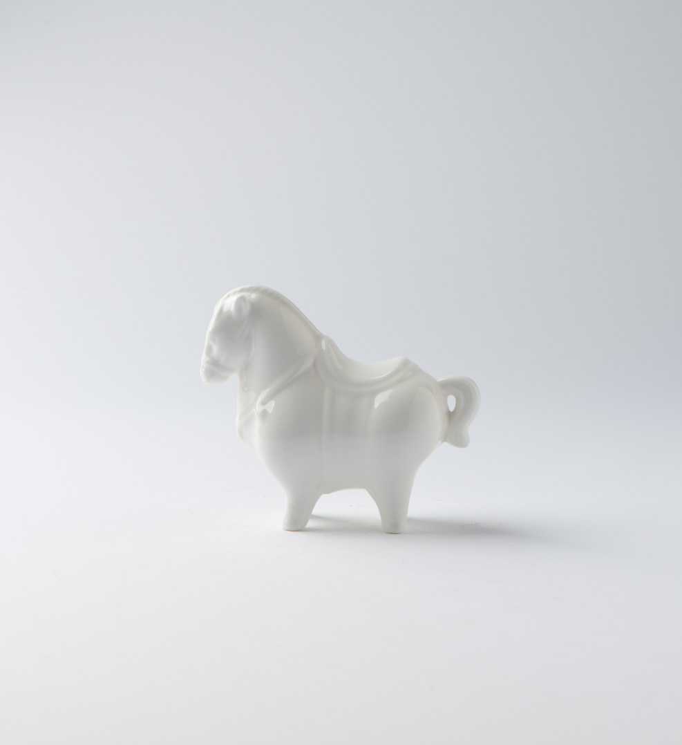 Pony-form porcelain ornament · TS-111