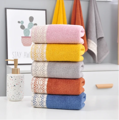 Combed-cotton face towel with wide lace end · GY-025