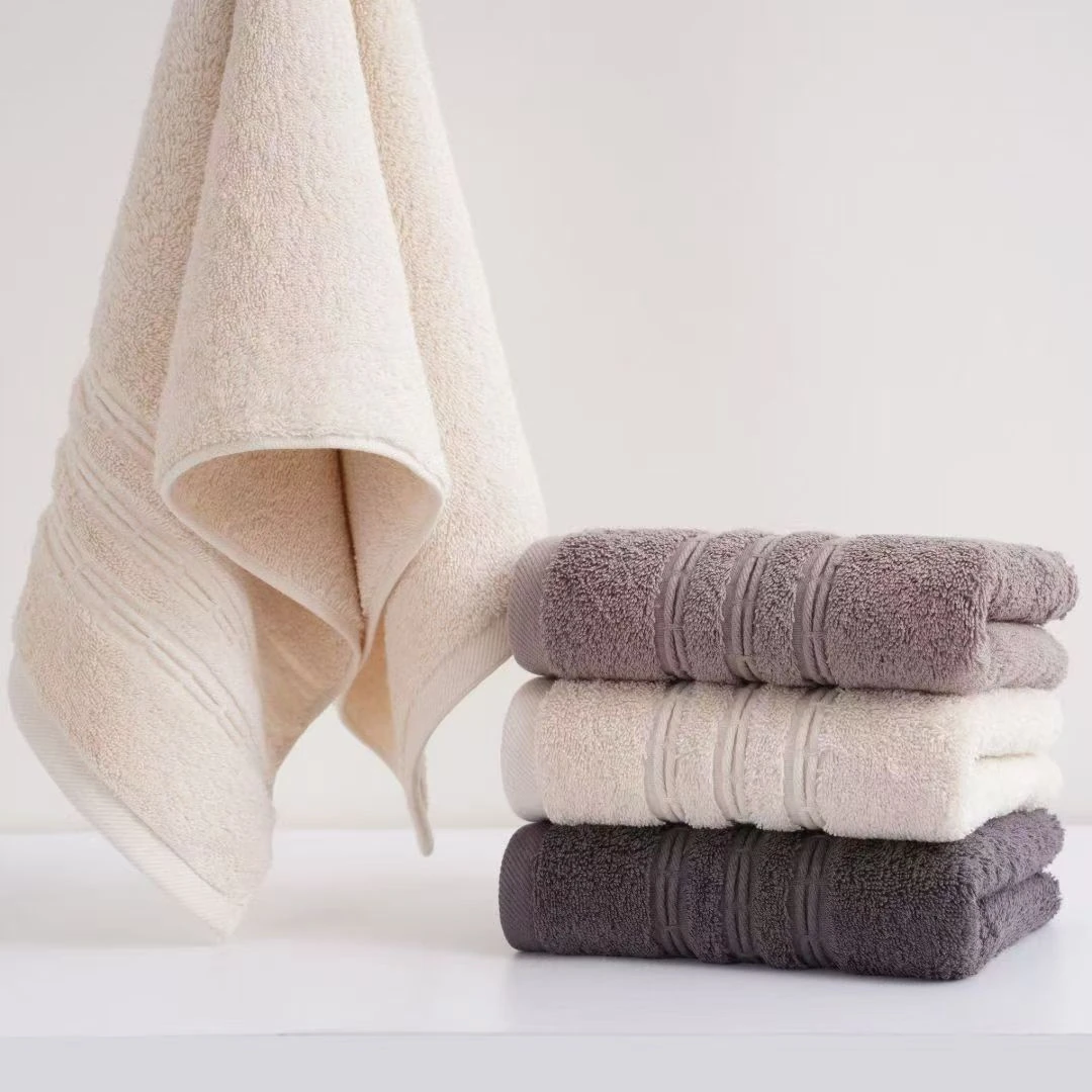Combed-cotton face towel with curved wide border · GY-026