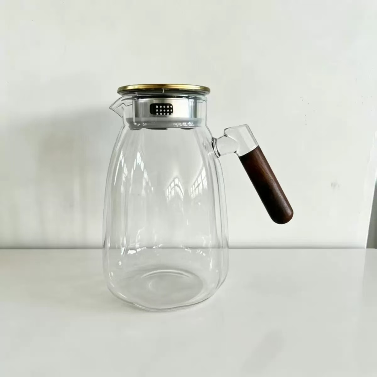 Glass pitcher with projecting wooden side handle · HJ-033