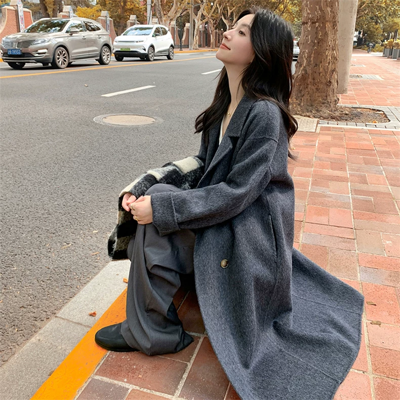 Long coat with broad lapels and dropped shoulders · QH-021