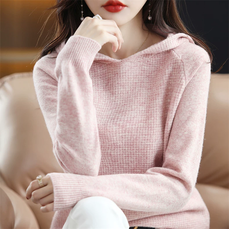 Hooded knitted pullover with small relief checks · QH-039