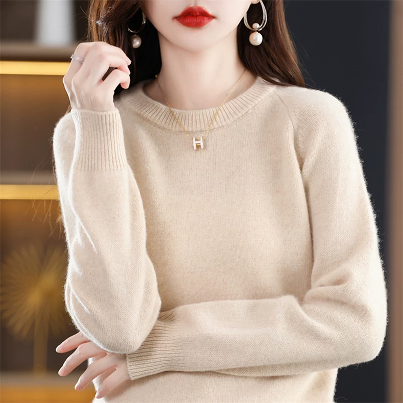 Crew-neck knit pullover with fine ribbed edges · QH-038