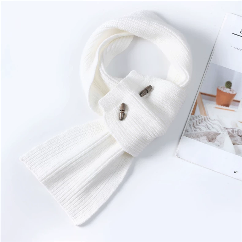 Short rib-knit scarf with overlap and toggle closure · QH-081