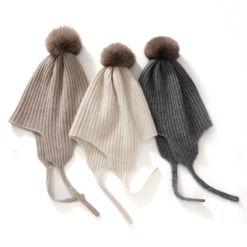 Knitted earflap hat with ties and pompom · QH-089