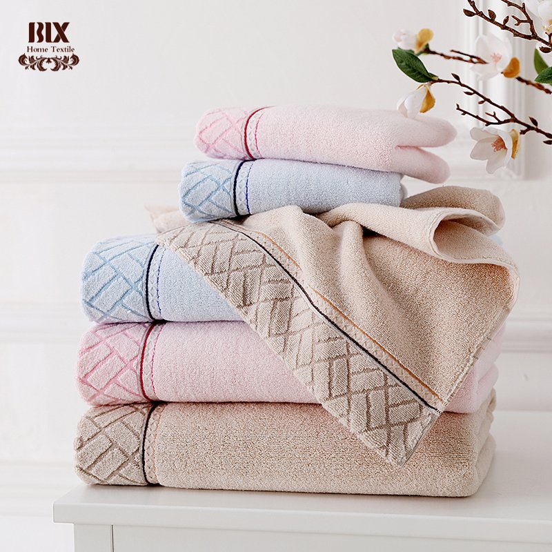 Cotton towel with wide raised-diamond border · GY-051