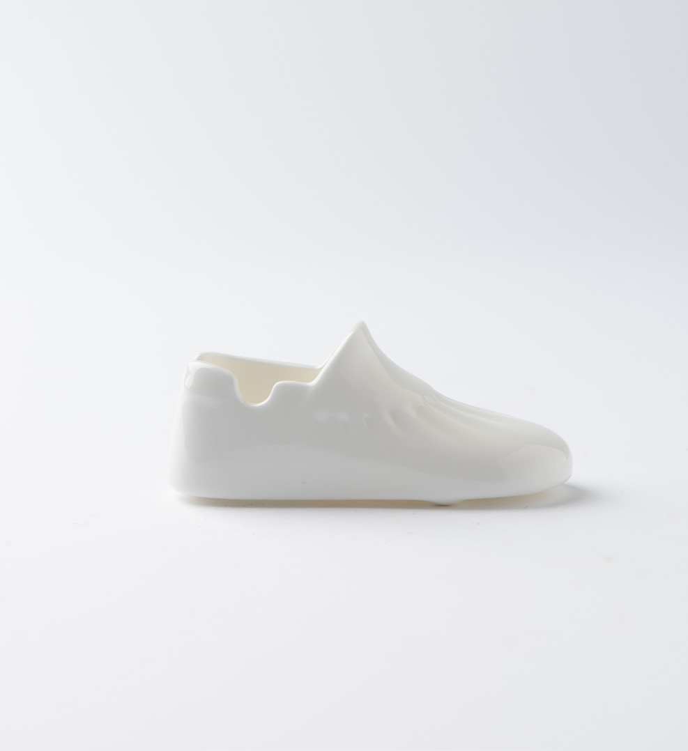 Shoe-form porcelain ashtray · TS-039
