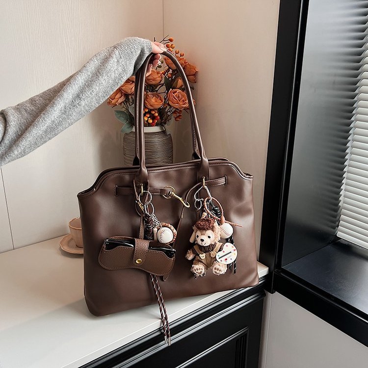 Gathered tote with front patch pocket and cinch strap · BG-071