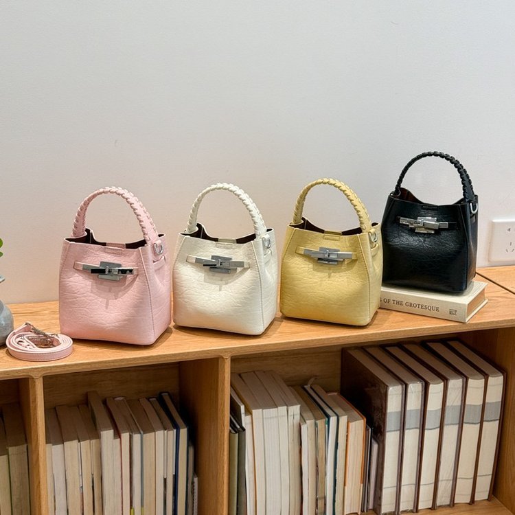 Small bag with braided handle and wide opening · BG-046