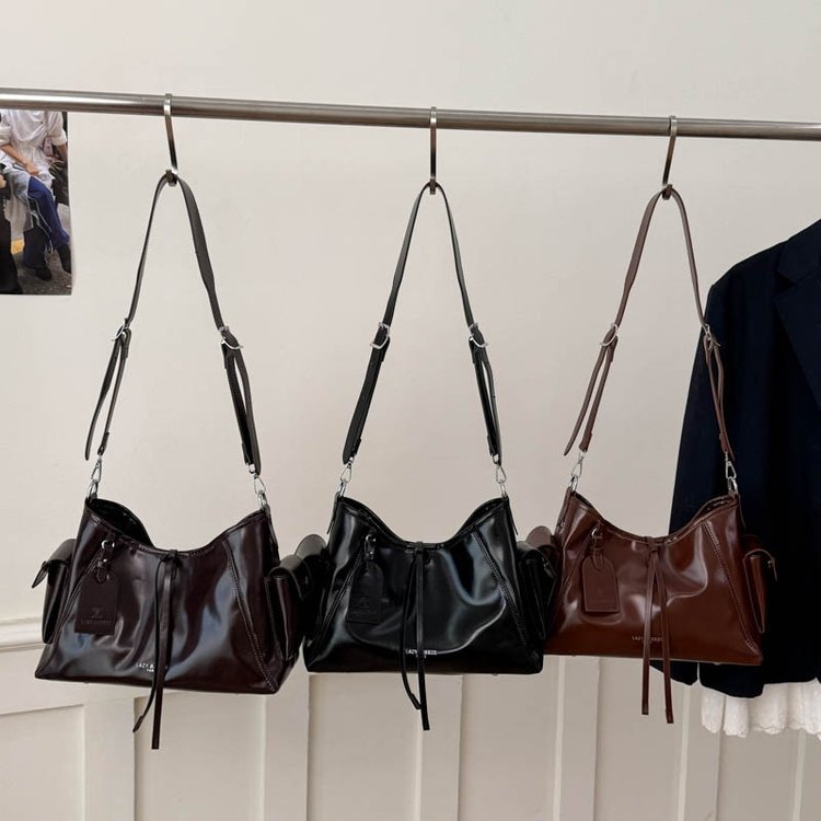 Centrally gathered shoulder bag with ring fittings · BG-074