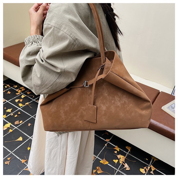 Large trapezoid handbag with folded side wings · BG-054