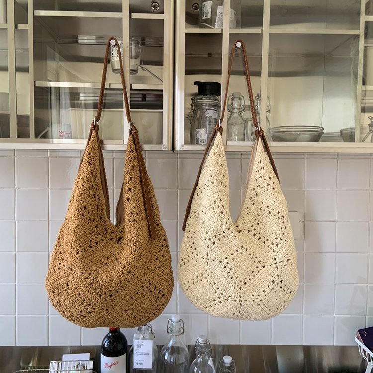 Openwork shoulder bag with triangular handle opening · BG-049
