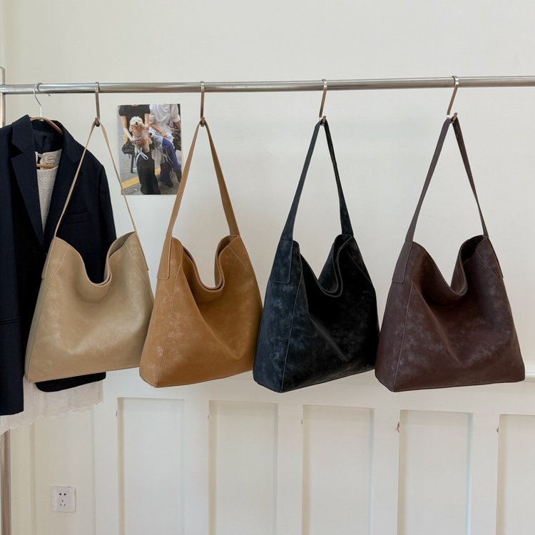 Soft wide tote with dipped central opening · BG-050