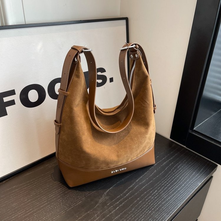 Tote with layered arched handle opening and separate base · BG-062