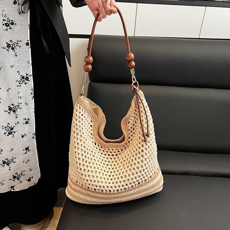 Open-weave shoulder bag with bead-jointed strap · BG-043