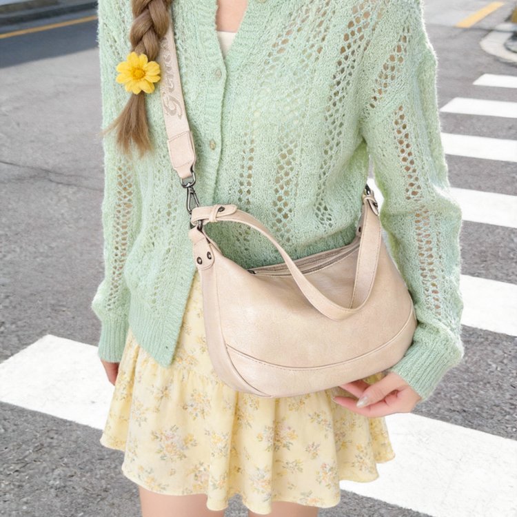 Panelled curved bag with short shoulder strap · BG-034