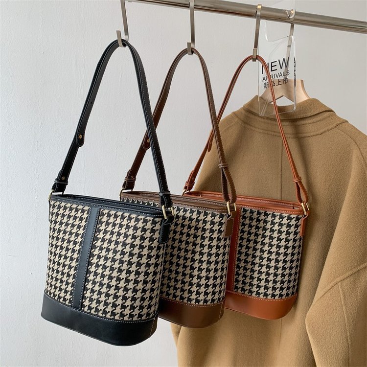 Woven-look bucket bag with contrasting base · BG-037