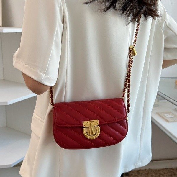 Curved-base quilted flap chain bag · BG-052