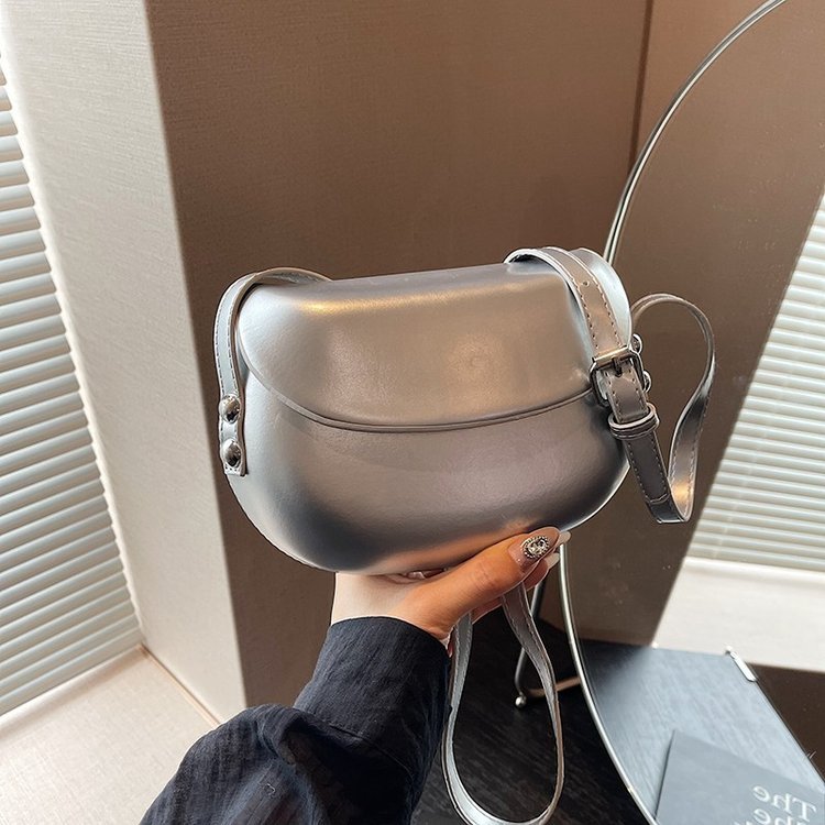 Structured metallic-look bag with curved base · BG-075