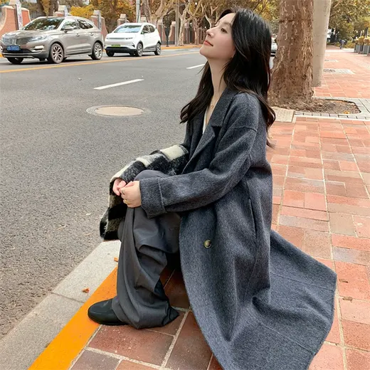 Long coat with broad lapels and dropped shoulders · QH-021